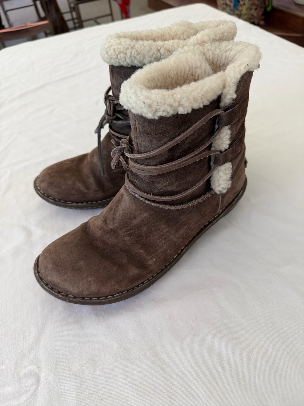 Ugg’s Women’s Brown Suede Shearling-Lined Winter Boots Sz 9